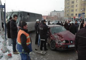Halk otobüsü otoya çarptı